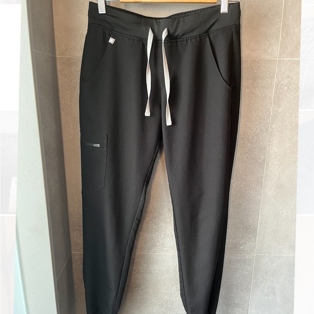 FIGS Zamora jogger scrub pants in Black. Size: S